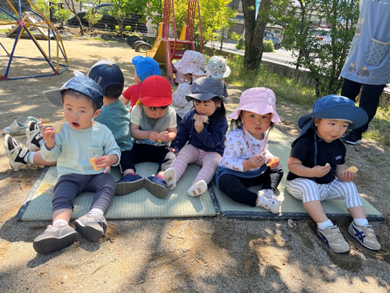 낷